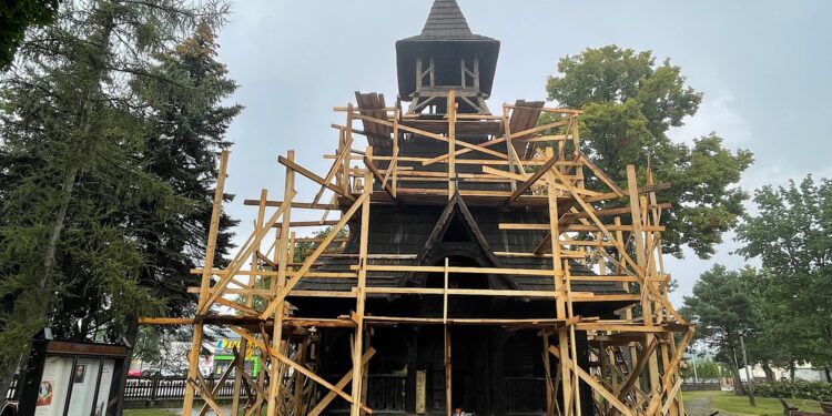 23.08.2022. Kielce, Białogon. Remont drewnianego kościoła. / Fot. Wiktor Taszłow - Radio Kielce