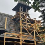 23.08.2022. Kielce, Białogon. Remont drewnianego kościoła. / Fot. Wiktor Taszłow - Radio Kielce