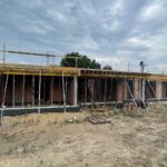 22.08.2022. Chęciny. Budowa biblioteki / Fot. Wiktor Taszłow - Radio Kielce