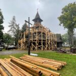 23.08.2022. Kielce, Białogon. Remont drewnianego kościoła. / Fot. Wiktor Taszłow - Radio Kielce