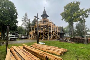 23.08.2022. Kielce, Białogon. Remont drewnianego kościoła. / Fot. Wiktor Taszłow - Radio Kielce