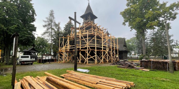 23.08.2022. Kielce, Białogon. Remont drewnianego kościoła. / Fot. Wiktor Taszłow - Radio Kielce