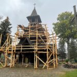 23.08.2022. Kielce, Białogon. Remont drewnianego kościoła. / Fot. Wiktor Taszłow - Radio Kielce