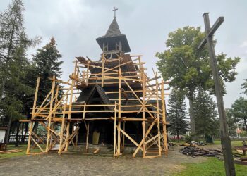 23.08.2022. Kielce, Białogon. Remont drewnianego kościoła. / Fot. Wiktor Taszłow - Radio Kielce