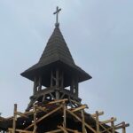 23.08.2022. Kielce, Białogon. Remont drewnianego kościoła. / Fot. Wiktor Taszłow - Radio Kielce