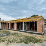 22.08.2022. Chęciny. Budowa biblioteki / Fot. Wiktor Taszłow - Radio Kielce