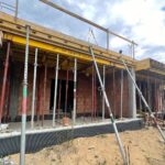 22.08.2022. Chęciny. Budowa biblioteki / Fot. Wiktor Taszłow - Radio Kielce