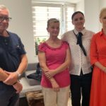 11.08.2022. Starachowice. Na zdjęciu (od lewej): Andrzej Skrętek - lekarz, Jolanta Siewierska - mieszkanka bloku, Małgorzata Derlecka, Agnieszka Kuś - radna powiatowa Prawa i Sprawiedliwości