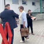 31.08.2022. Opatów. Targowisko. Na zdjęciu: poseł Marek Kwitek rozdaje gazetkę „Polska Ziemia” / Fot. Emilia Sitarska - Radio Kielce
