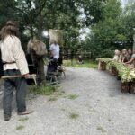 12.08.2022. Kopiec. Osada neolityczna. Plan zdjęciowy do filmu „Berło z brązu – symbol zmiany cywilizacyjnej” / Fot. Emilia Sitarska - Radio Kielce