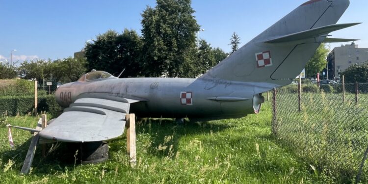 Ostrowiec Świętokrzyski. Na zdjęciu: MiG zdjęty z postumentu na osiedlu Pułanki / Fot. Emilia Sitarska - Radio Kielce
