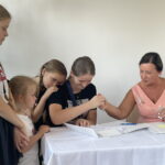 26.08.2022. Ćmielów. Wręczenie laptopów. / Fot. Emilia Sitarska - Radio Kielce.