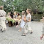 12.08.2022. Kopiec. Osada neolityczna. Plan zdjęciowy do filmu „Berło z brązu – symbol zmiany cywilizacyjnej” / Fot. Emilia Sitarska - Radio Kielce