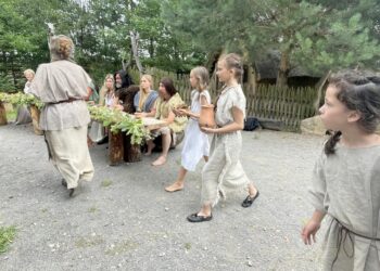 12.08.2022. Kopiec. Osada neolityczna. Plan zdjęciowy do filmu „Berło z brązu – symbol zmiany cywilizacyjnej” / Fot. Emilia Sitarska - Radio Kielce