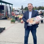 31.08.2022. Opatów. Targowisko. Na zdjęciu: poseł Marek Kwitek rozdaje gazetkę „Polska Ziemia” / Fot. Emilia Sitarska - Radio Kielce