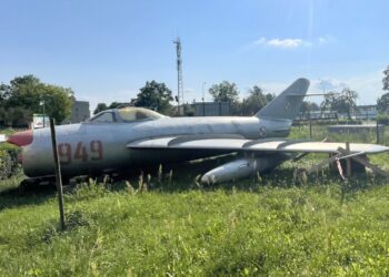 Ostrowiec Świętokrzyski. Na zdjęciu: MiG zdjęty z postumentu na osiedlu Pułanki / Fot. Emilia Sitarska - Radio Kielce