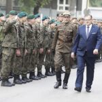 06.08.2022. Kraków. 57. Marsz Szlakiem Pierwszej Kompanii Kadrowej. Wymarsz z krakowskich Oleandrów. Na zdjęciu (od lewej): Dionizy Krawczyński - komendant marszu, Jan Józef Kasprzyk - Szef Urzędu ds. Kombatantów i Osób Represjonowanych / Fot. Jarosław Kubalski - Radio Kielce