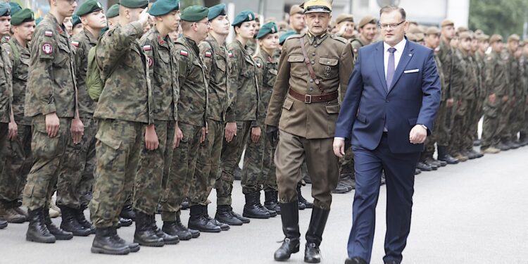 06.08.2022. Kraków. 57. Marsz Szlakiem Pierwszej Kompanii Kadrowej. Wymarsz z krakowskich Oleandrów. Na zdjęciu (od lewej): Dionizy Krawczyński - komendant marszu, Jan Józef Kasprzyk - Szef Urzędu ds. Kombatantów i Osób Represjonowanych / Fot. Jarosław Kubalski - Radio Kielce