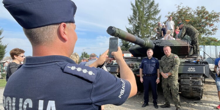 15.08.2022. Zamek Krzyżtopór w Ujeździe. Piknik wojskowy. / Fot. Emila Sitarska - Radio Kielce