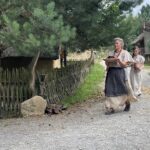 12.08.2022. Kopiec. Osada neolityczna. Plan zdjęciowy do filmu „Berło z brązu – symbol zmiany cywilizacyjnej” / Fot. Emilia Sitarska - Radio Kielce