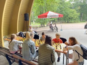 02.08.2022. Kielce. Park Miejski. Wakacyjna Szkoła Szachowa Radia Kielce / Fot. Rafał Szymczyk - Radio Kielce