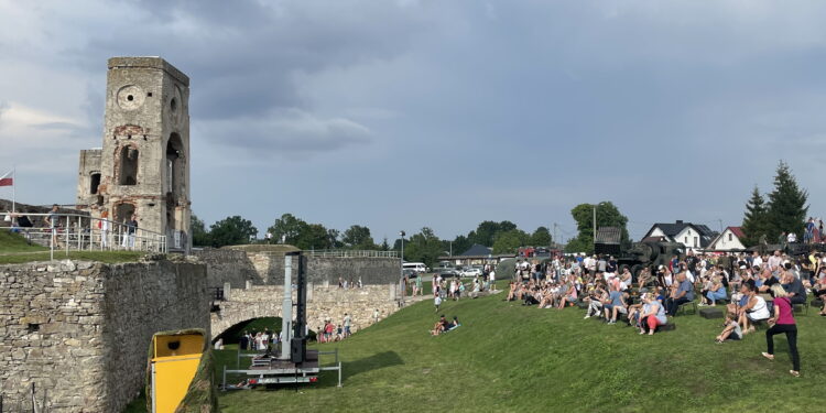 15.08.2022. Zamek Krzyżtopór w Ujeździe. Piknik wojskowy. / Fot. Emila Sitarska - Radio Kielce
