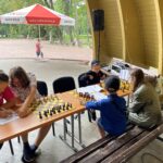 02.08.2022. Kielce. Park Miejski. Wakacyjna Szkoła Szachowa Radia Kielce / Fot. Rafał Szymczyk - Radio Kielce