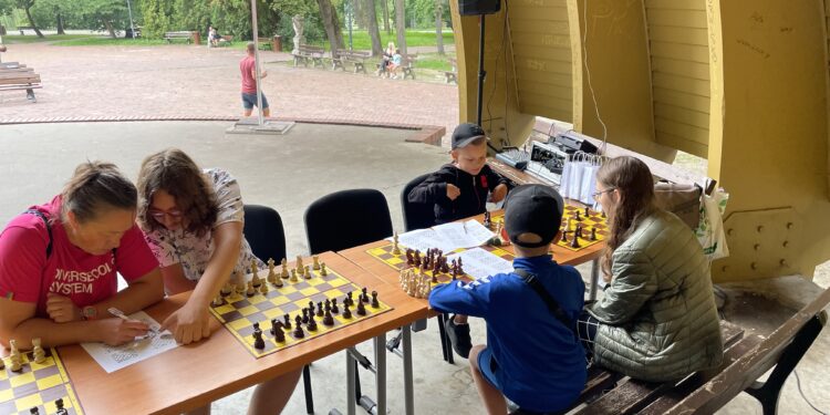 02.08.2022. Kielce. Park Miejski. Wakacyjna Szkoła Szachowa Radia Kielce / Fot. Rafał Szymczyk - Radio Kielce