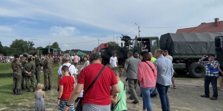 15.08.2022. Zamek Krzyżtopór w Ujeździe. Piknik wojskowy. / Fot. Emila Sitarska - Radio Kielce
