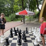 02.08.2022. Kielce. Park Miejski. Wakacyjna Szkoła Szachowa Radia Kielce / Fot. Rafał Szymczyk - Radio Kielce
