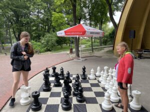 02.08.2022. Kielce. Park Miejski. Wakacyjna Szkoła Szachowa Radia Kielce / Fot. Rafał Szymczyk - Radio Kielce