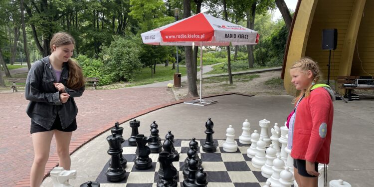 02.08.2022. Kielce. Park Miejski. Wakacyjna Szkoła Szachowa Radia Kielce / Fot. Rafał Szymczyk - Radio Kielce