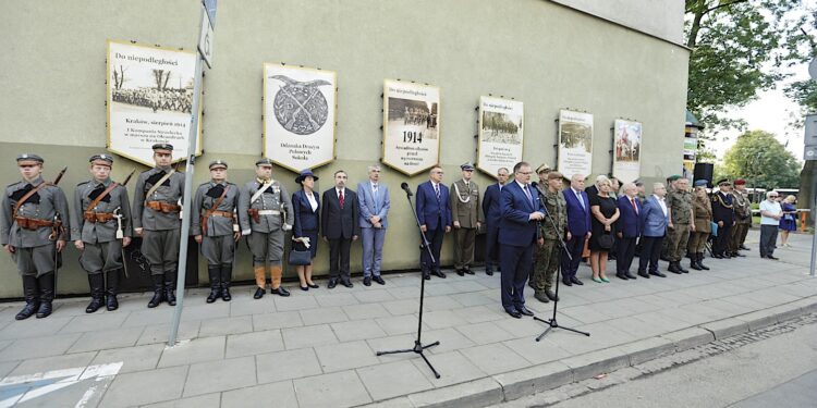 06.08.2022. Kraków. 57. Marsz Szlakiem Pierwszej Kompanii Kadrowej. Wymarsz z krakowskich Oleandrów / Fot. Jarosław Kubalski - Radio Kielce