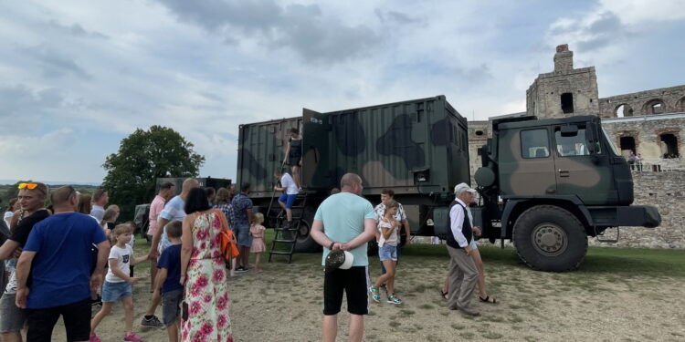 15.08.2022. Zamek Krzyżtopór w Ujeździe. Piknik wojskowy. / Fot. Emila Sitarska - Radio Kielce