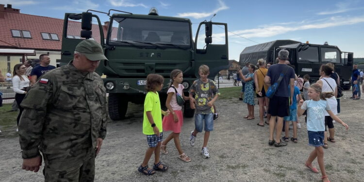 15.08.2022. Zamek Krzyżtopór w Ujeździe. Piknik wojskowy. / Fot. Emila Sitarska - Radio Kielce