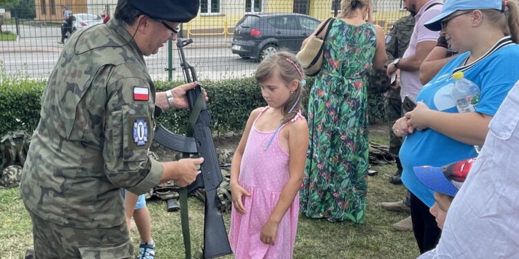 15.08.2022. Zamek Krzyżtopór w Ujeździe. Piknik wojskowy. / Fot. Emila Sitarska - Radio Kielce