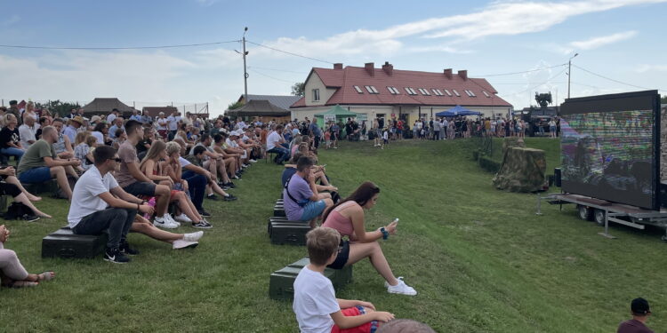 15.08.2022. Zamek Krzyżtopór w Ujeździe. Piknik wojskowy. / Fot. Emila Sitarska - Radio Kielce