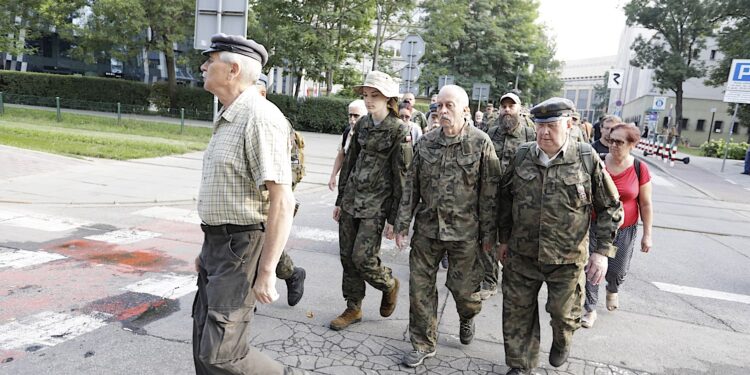 06.08.2022. Kraków. 57. Marsz Szlakiem Pierwszej Kompanii Kadrowej. Wymarsz z krakowskich Oleandrów / Fot. Jarosław Kubalski - Radio Kielce