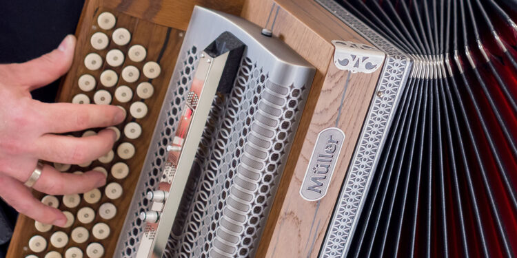 RYM SIĘ NIESIE PO POLU PO LESIE. „Bije mnie mąż” [POSŁUCHAJ] - Radio Kielce