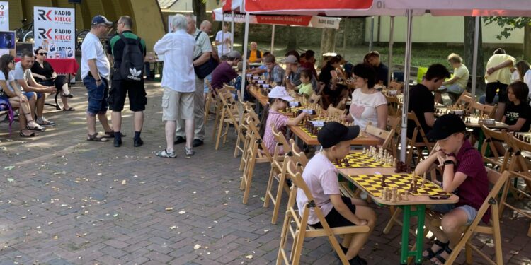 27.08.2022. Kielce. Park Miejski. Finał Wakacyjnej Szkoły Szachowej Polskiego Radia Kielce / Fot. Rafał Szymczyk - Radio Kielce