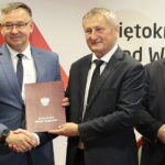 26.08.2022. Kielce. Konferencja w urzędzie wojewódzkim. Na zdjęciu (od lewej): Sławomir Kopacz - wójt Bielin, Zbigniew Koniusz - wojewoda świętokrzyski, Andrzej Pruś - przeowdniczący sejmiku województwa / Fot. Wiktor Taszłow - Radio Kielce