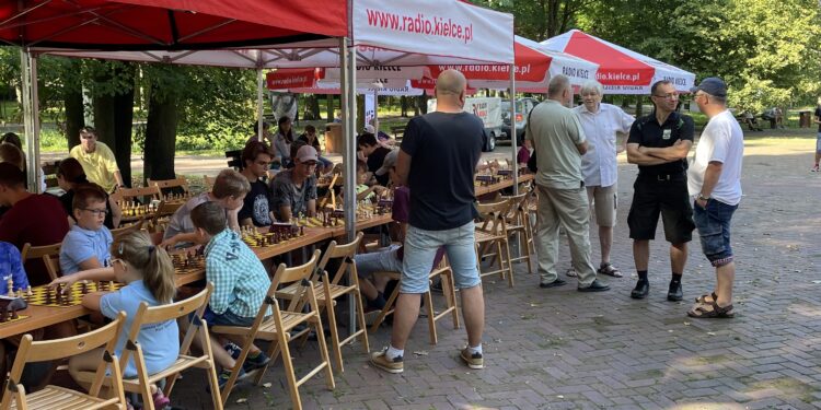 27.08.2022. Kielce. Park Miejski. Finał Wakacyjnej Szkoły Szachowej Polskiego Radia Kielce / Fot. Rafał Szymczyk - Radio Kielce