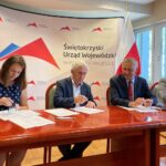 04.08.2022. Kielce. Podpisanie umowy na usuwanie skutków klęsk żywiołowych. Na zdjęciu (od lewej): Magdalena Kozieł - zastępca skarbnika MiG Kazimierza Wielka, Adam Bodzioch - burmistrz Kazimierzy, Zbigniew Koniusz - wojewoda świętokrzyski, Andrzej Pruś - przewodniczący sejmiku