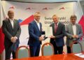04.08.2022. Kielce. Podpisanie umowy na usuwanie skutków klęsk żywiołowych. Na zdjęciu (od lewej): Paweł Niedźwiedź - wicestarosta sandomierski, Marcin Piwnik - starosta sandomierski, Zbigniew Koniusz - wojewoda świętokrzyski, Andrzej Pruś - przewodniczący sejmiku