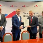 04.08.2022. Kielce. Podpisanie umowy na usuwanie skutków klęsk żywiołowych. Na zdjęciu (od lewej): Paweł Niedźwiedź - wicestarosta sandomierski, Marcin Piwnik - starosta sandomierski, Zbigniew Koniusz - wojewoda świętokrzyski, Andrzej Pruś - przewodniczący sejmiku