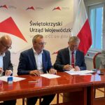 04.08.2022. Kielce. Podpisanie umowy na usuwanie skutków klęsk żywiołowych. Na zdjęciu (od lewej): Paweł Niedźwiedź - wicestarosta sandomierski, Marcin Piwnik - starosta sandomierski, Zbigniew Koniusz - wojewoda świętokrzyski, Andrzej Pruś - przewodniczący sejmiku