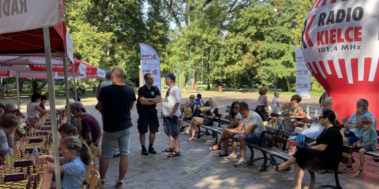 27.08.2022. Kielce. Park Miejski. Finał Wakacyjnej Szkoły Szachowej Polskiego Radia Kielce / Fot. Rafał Szymczyk - Radio Kielce