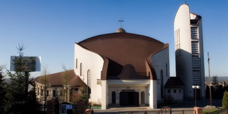 Kościół pw. Matki Bożej Nieustającej pomocy w Starachowicach. / Fot: arch. parafii