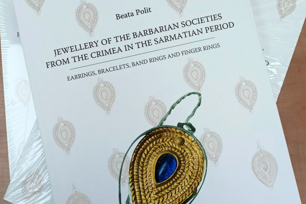 Na zdjęciu: okładka książki „Jewellery of the Barbarian Societies from the Crimea in the Sarmatian Period. Earrings, Bracelets, Band, Rings and finger Rings” / Fot. archiwum Beaty Polit