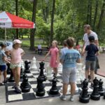 03.08.2022. Kielce. Park Miejski. Wakacyjna Szkoła Szachowa Radia Kielce / Fot. Rafał Szymczyk - Radio Kielce